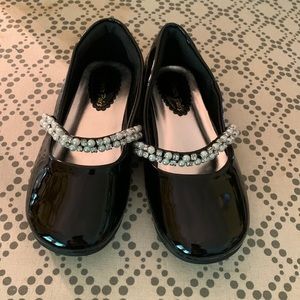 Shinning dress shoes in black
